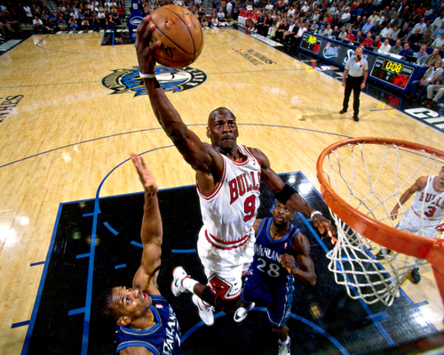 1998年NBA总决赛乔丹绝杀瞬间，标志性的跳投姿势永载史册