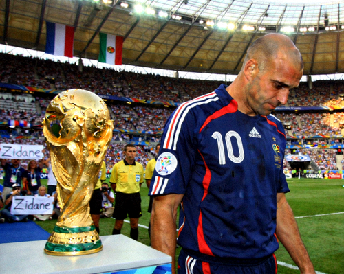 2006年世界杯决赛现场，齐达内与大力神杯擦肩而过的经典画面