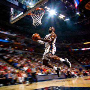 NBA超级球星在赛场上的英姿，肌肉线条充满力量感